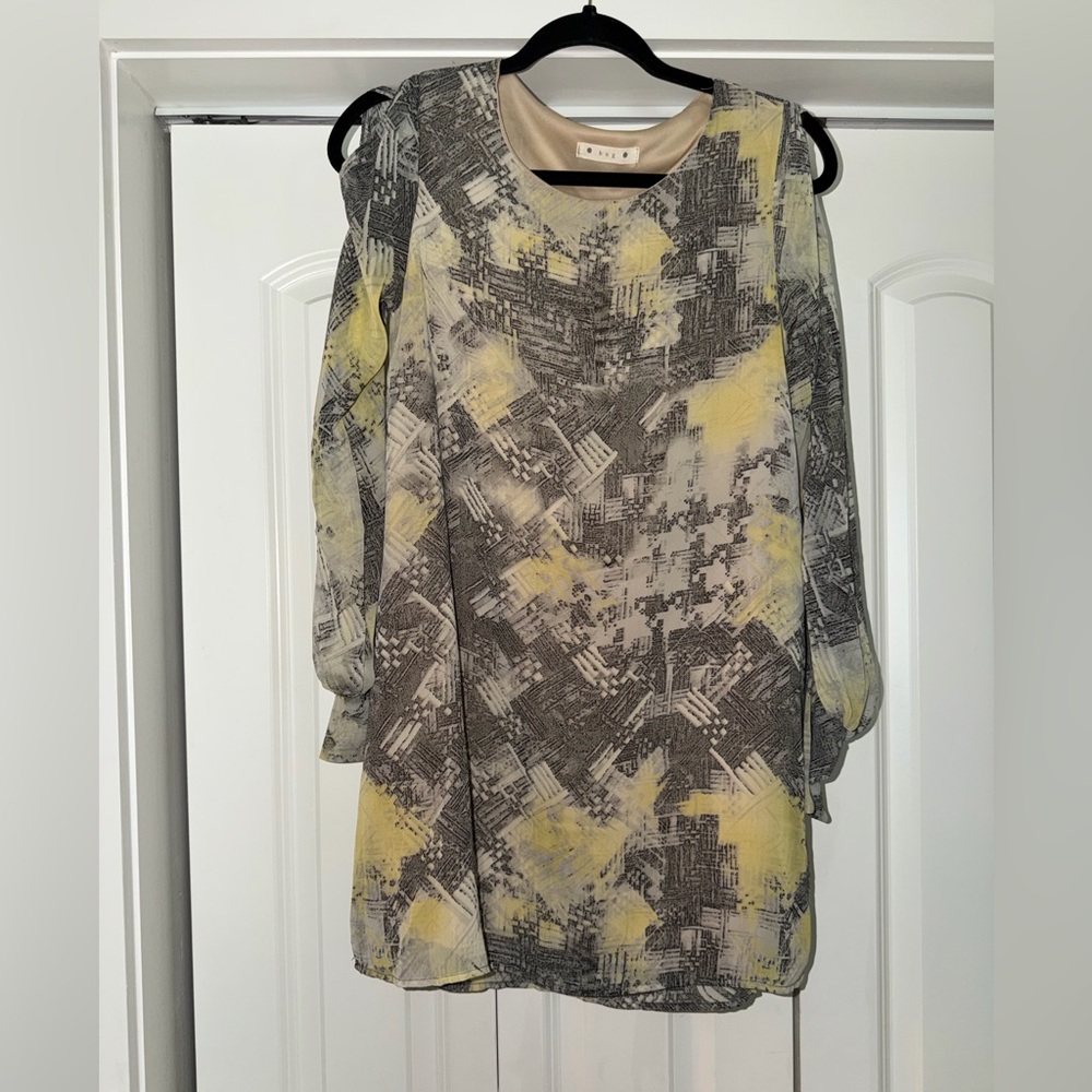 Hug Label Neutral Printed Top in Beige with Black Trim